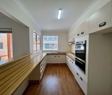 Sunlit Two Bedroom Apartment - Photo 2