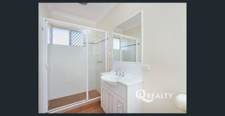 🏡 Low Maintenance - Spacious Contemporary Unit - Photo 4