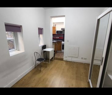 Studio Flat, High Street, W3 - Photo 5
