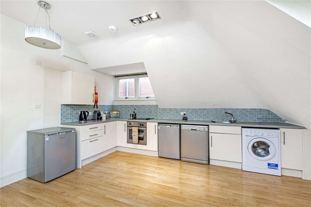 A bright and spacious one bedroom flat with private balcony in a well maintained conversion. - Photo 1