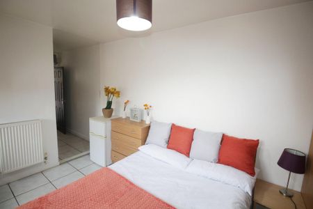 1 bedroom in a house share to rent - Photo 3