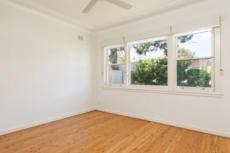 Refurbished, Sunlit Cottage In Desirable Family Locale - Photo 2