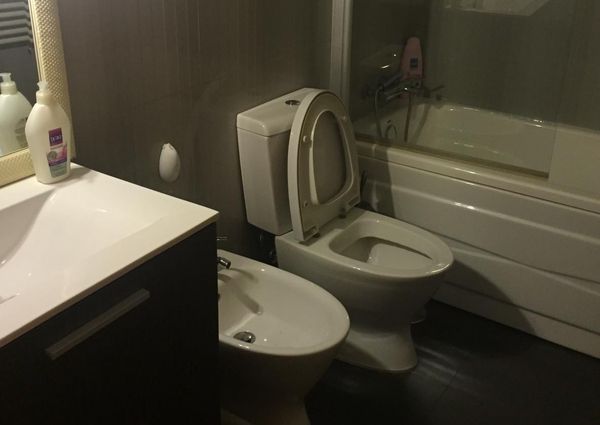 Alugo quarto em T2 novo frente a Faculdade de Medicina