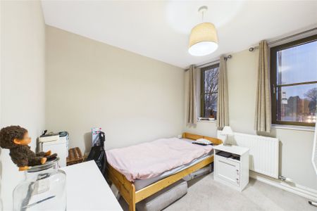 2 bedroom Flat in Bridge Street, Staines-Upon-Thames - Photo 2
