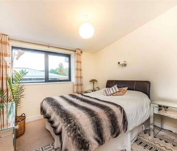 A superbly appointed penthouse apartment well located to the north ... - Photo 3