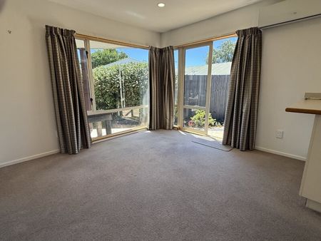 Private 3 bedroom family home – gardener included! - Photo 3