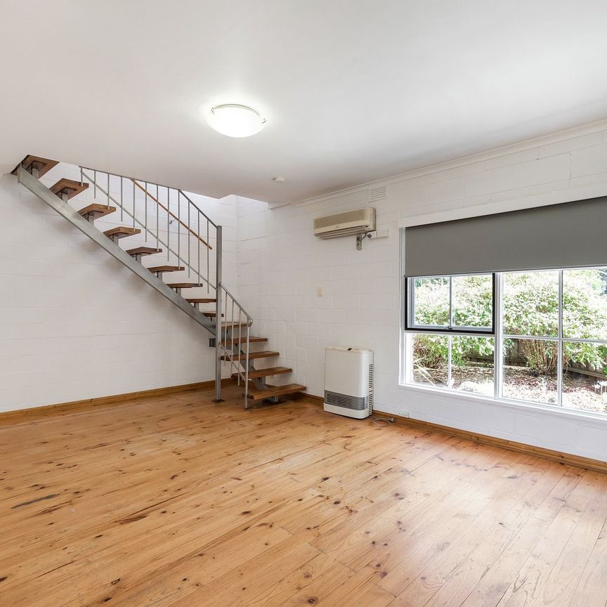 Cozy Townhouse In Prime Location! - Photo 1