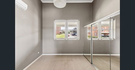 Modern home in landmark conversion with water views - Photo 2