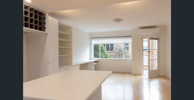 SUPERB TWO BEDROOM APARTMENT - Photo 1