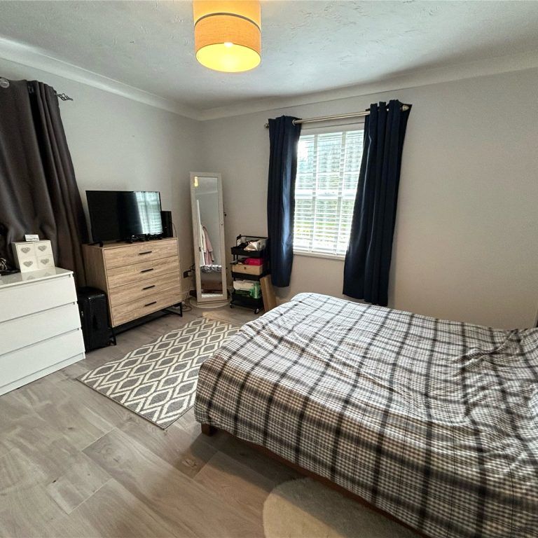 2 Bedroom Flat / Apartment - Lower Northam Road, Hedge End - Photo 1