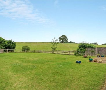 Converted stables in country estate setting with views over fields - Photo 4