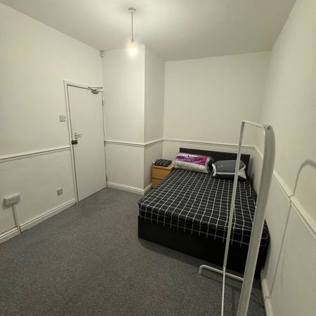 Room in a Shared House, Ash Road, B8 - Photo 3