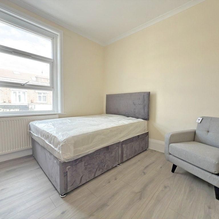 1 bedroom in a flat share to rent - Photo 1