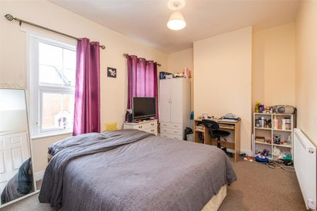 3 bed House - Mid Terrace To Let - Photo 3