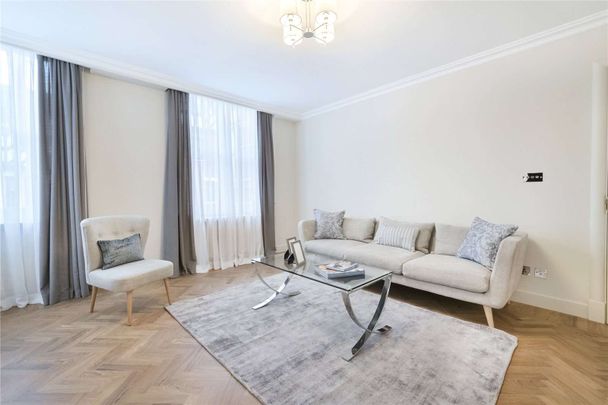 A smart two bedroom apartment in Knightsbridge, walking distance to Harrods and Sloane Street. - Photo 1
