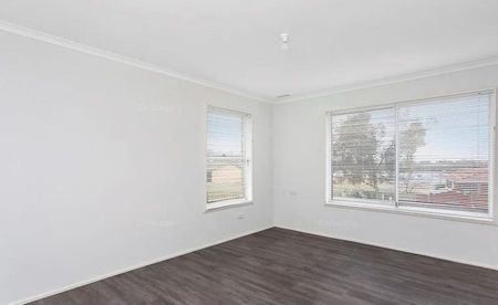 Spacious Family Home in a Peaceful West Albury Location - Photo 4