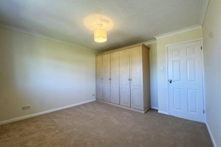 4 bedroom detached house to rent - Photo 2