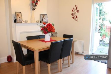 3 bedroom end of terrace house to rent - Photo 2