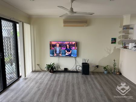 Spacious Three-Bedroom Townhouse with double garage in Sought-After Corinda - Photo 3