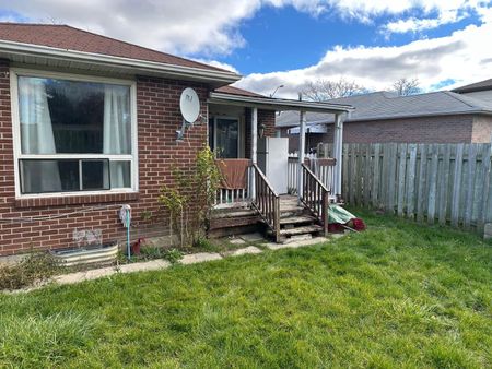 For Lease - 22 Shalom Crescent Unit# Main Floor, Toronto, Ontario - Photo 2