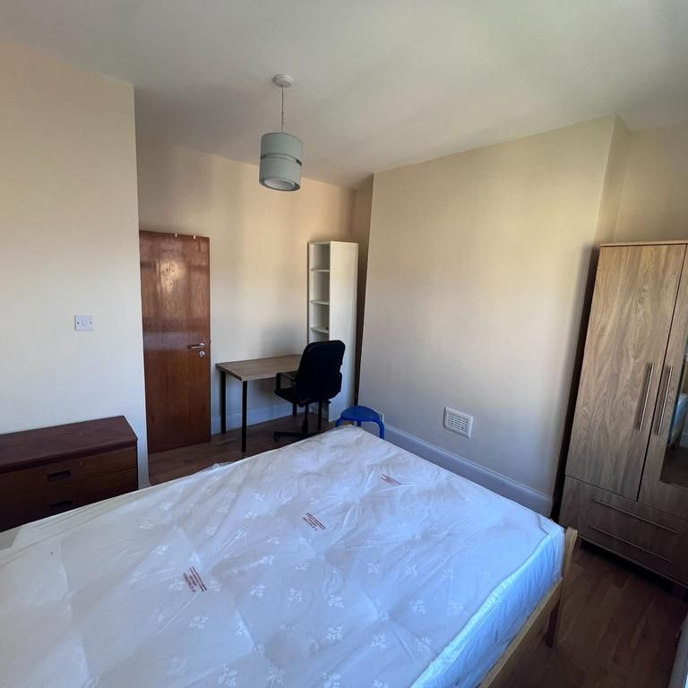3 bedroom flat to rent - Photo 1