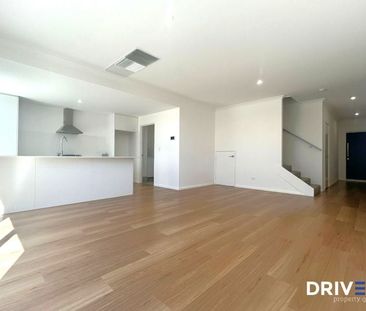 Near-New 4x2 Double-Storey Home in Prime Currambine Location - Photo 2