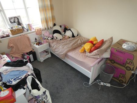 3 bed Semi-Detached - To Let - Photo 2