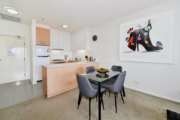Alluring 2-bedroom apartment near Melbourne Central Station - Photo 1