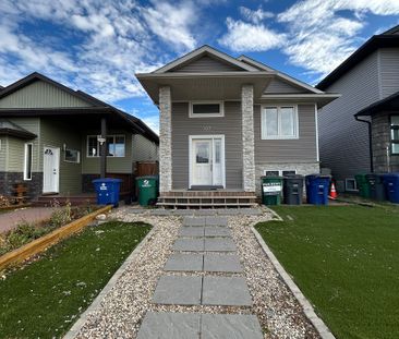 Evergreen - 3 Bedroom/2 Bathroom Upper - 507 Evergreen Blvd - Photo 2