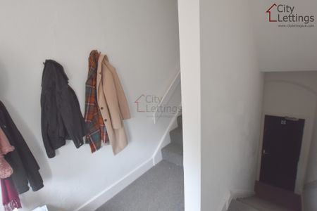 3 Bedroom Flat - Photo 2