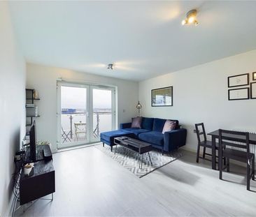 2 bedroom Flat To Let - Photo 1