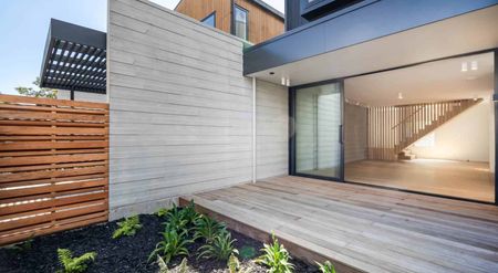 Near New High Quality Townhouse - Photo 5