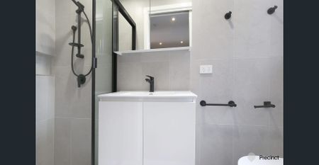 ART DECO ONE-BEDROOM APARTMENT IN PREMIER LOCATION - Photo 4