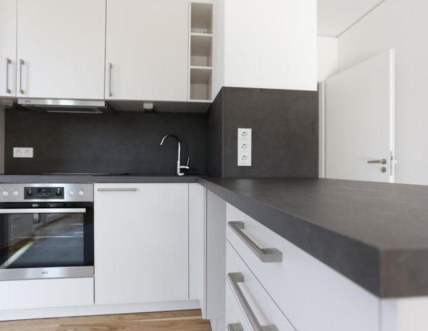 Moderne 2-Zi.-Wohnung am Wasser mit großer Loggia und durchdachtem Grundriss - Foto 1