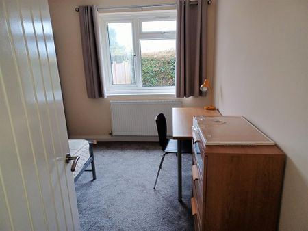 4 bedroom end of terrace house to rent - Photo 2