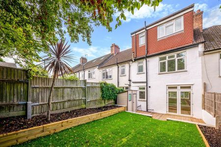 4 bedroom semi-detached house to rent - Photo 2