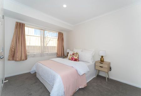 Spacious and Warm Home in New Lynn - Photo 2