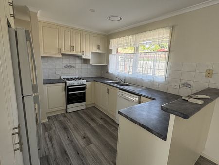 Three Bedroom House - Photo 2