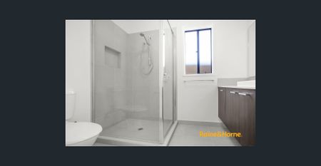 4-bedroom house in Cranbourne East! - Photo 2