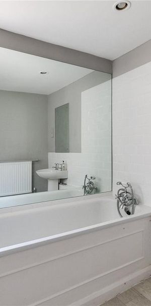 3 bedroom flat in London - Photo 1