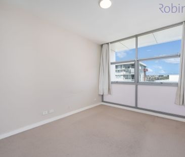 Spacious, air-conditioned one bedroom apartment; centrally located. - Photo 3