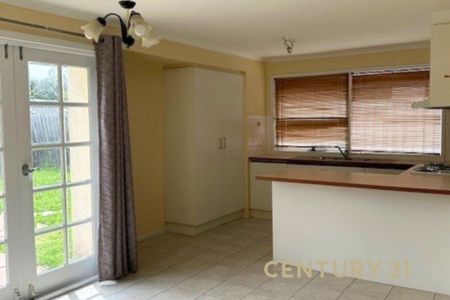 Comfort & Convenience in the Heart of Cranbourne - Photo 2