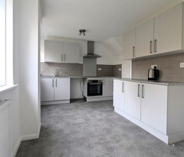 3 bedroom end of terrace house to rent - Photo 2