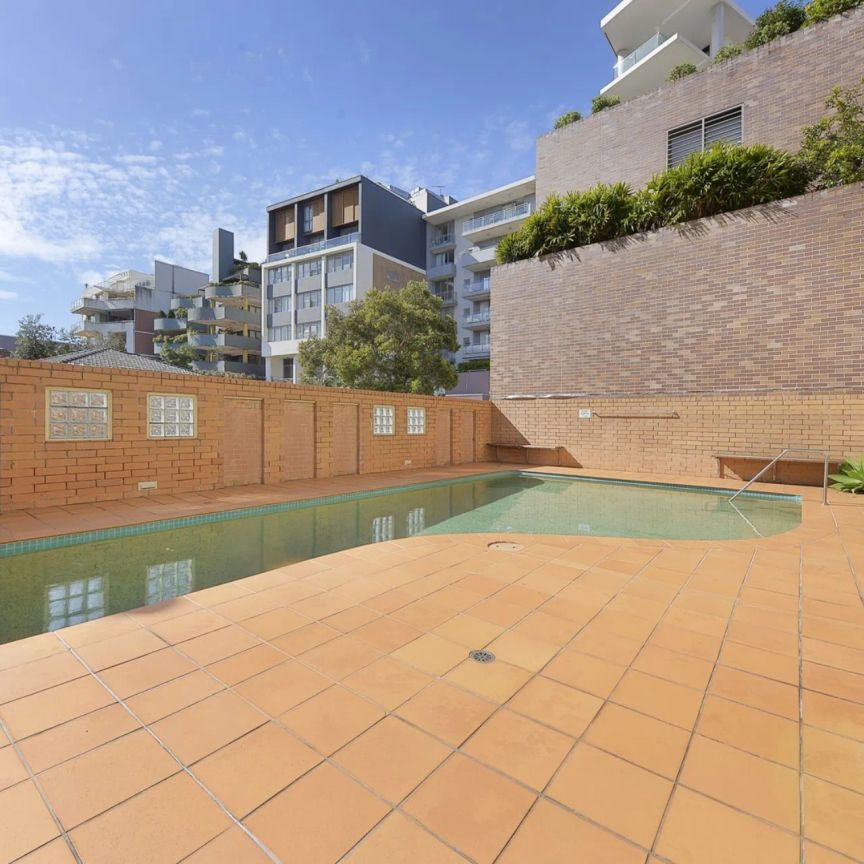 Oversized Apartment In the Heart of Maroubra Junction - Lift Access - Photo 1