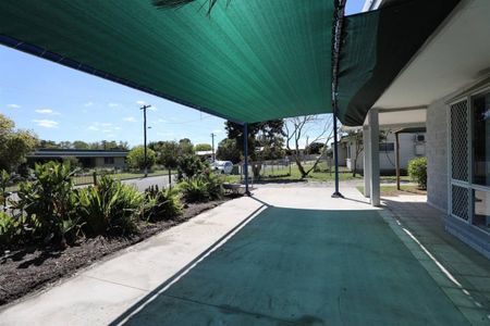 Large Air conditioned Home with Double Bay Shed and 5 KW Solar Power - Photo 2