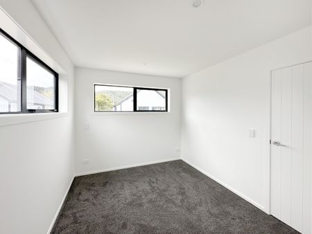 Location, style & comfort in Upper Hutt - Photo 4