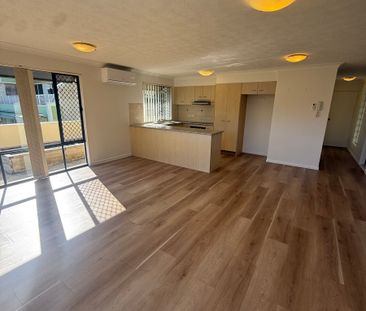 Light and airy ground floor Unit just a few minutes walk into Coola... - Photo 3