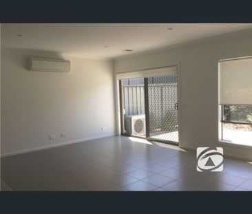 24/23 Atlantic Drive, Pakenham, Vic 3810 - Photo 2