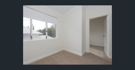 Character home in great location! 2 x 1 top floor apartment - Photo 3