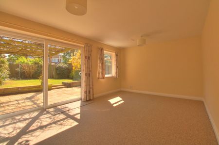 Fernhill Close, Woodbridge - Photo 2